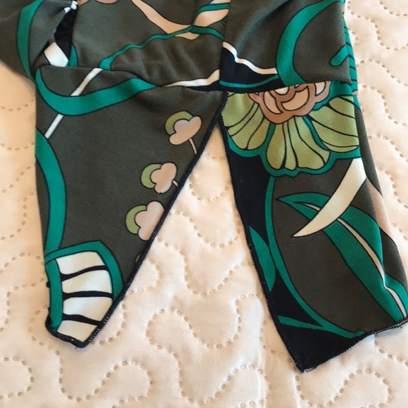 A. Byer V Neck Black and Green Botanical Top - Picture 10 of 13